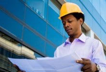 homme travaillant dans le bâtiment