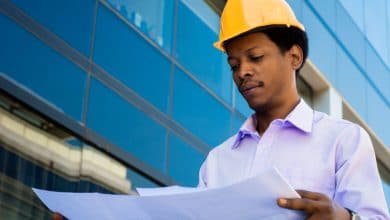 homme travaillant dans le bâtiment