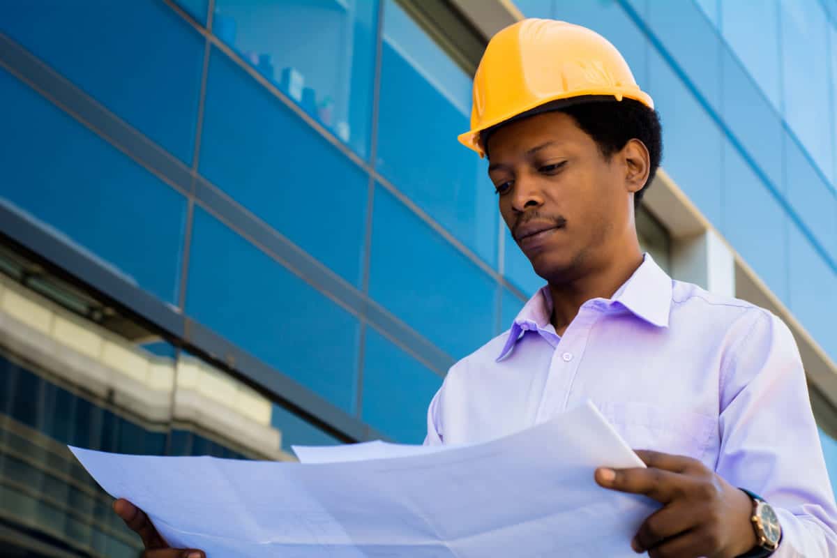 homme travaillant dans le bâtiment