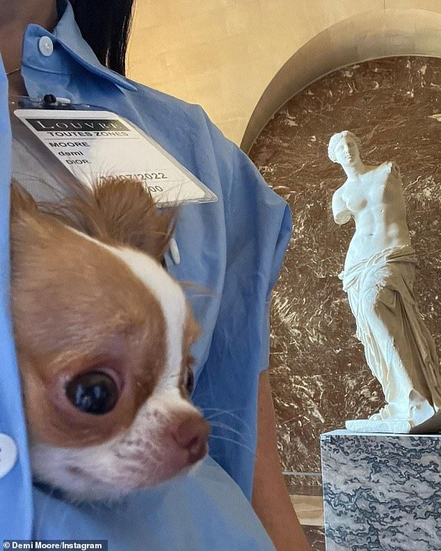 Demi Moore visite le musée du Louvre avec son chien, les internautes sont choqués 4c85526a45