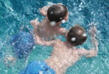 Risque de noyade : comment éviter un drame et passer l'été sereinement ? Deux enfants en train de se baigner dans une piscine Photo d illustration 1455914