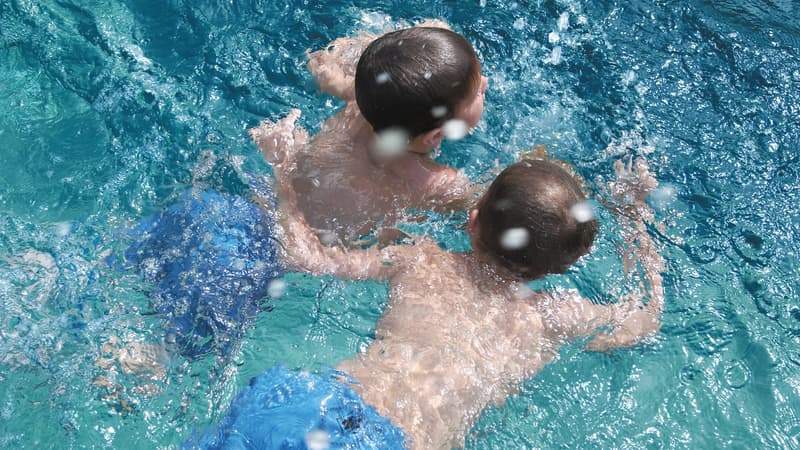 Risque de noyade : comment éviter un drame et passer l'été sereinement ? Deux enfants en train de se baigner dans une piscine Photo d illustration 1455914