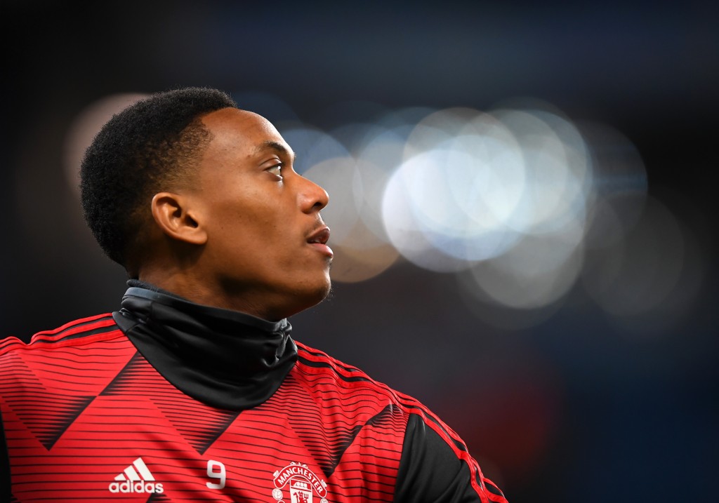 L'Olympique Lyonnais a échoué avec un botté de dégagement tardif pour le duo de Manchester United Anthony Martial et Eric Bailly