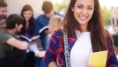 7 conseils pour étudier en vacances Smiling woman having a break at university Free Photo