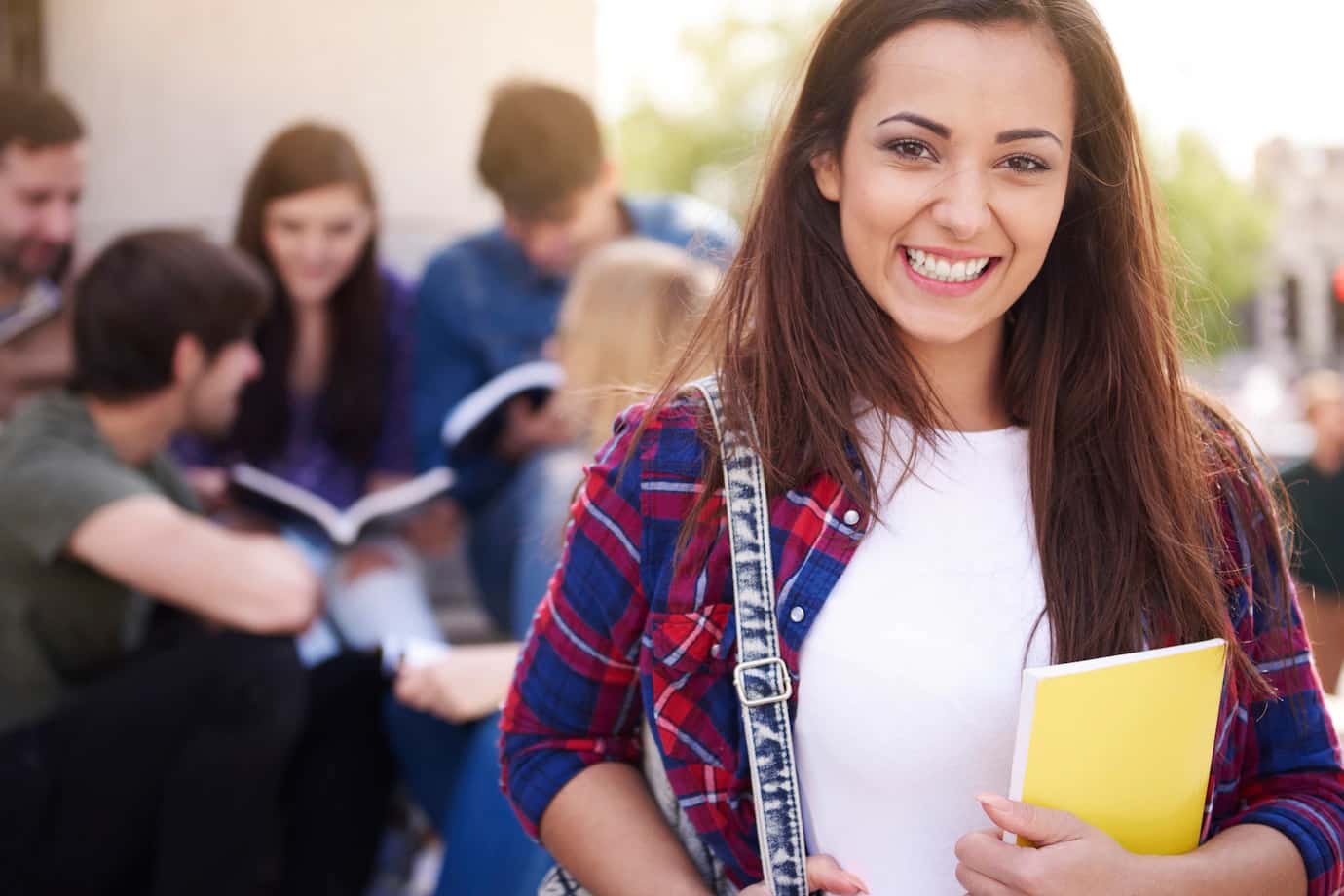 7 conseils pour étudier en vacances Smiling woman having a break at university Free Photo