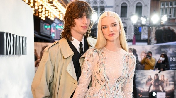 Anya Taylor Joy et son petit ami, Malcolm.  Photo : (Getty)