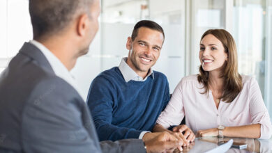 Comment dépenser moins en assurance ? businessman avec clients