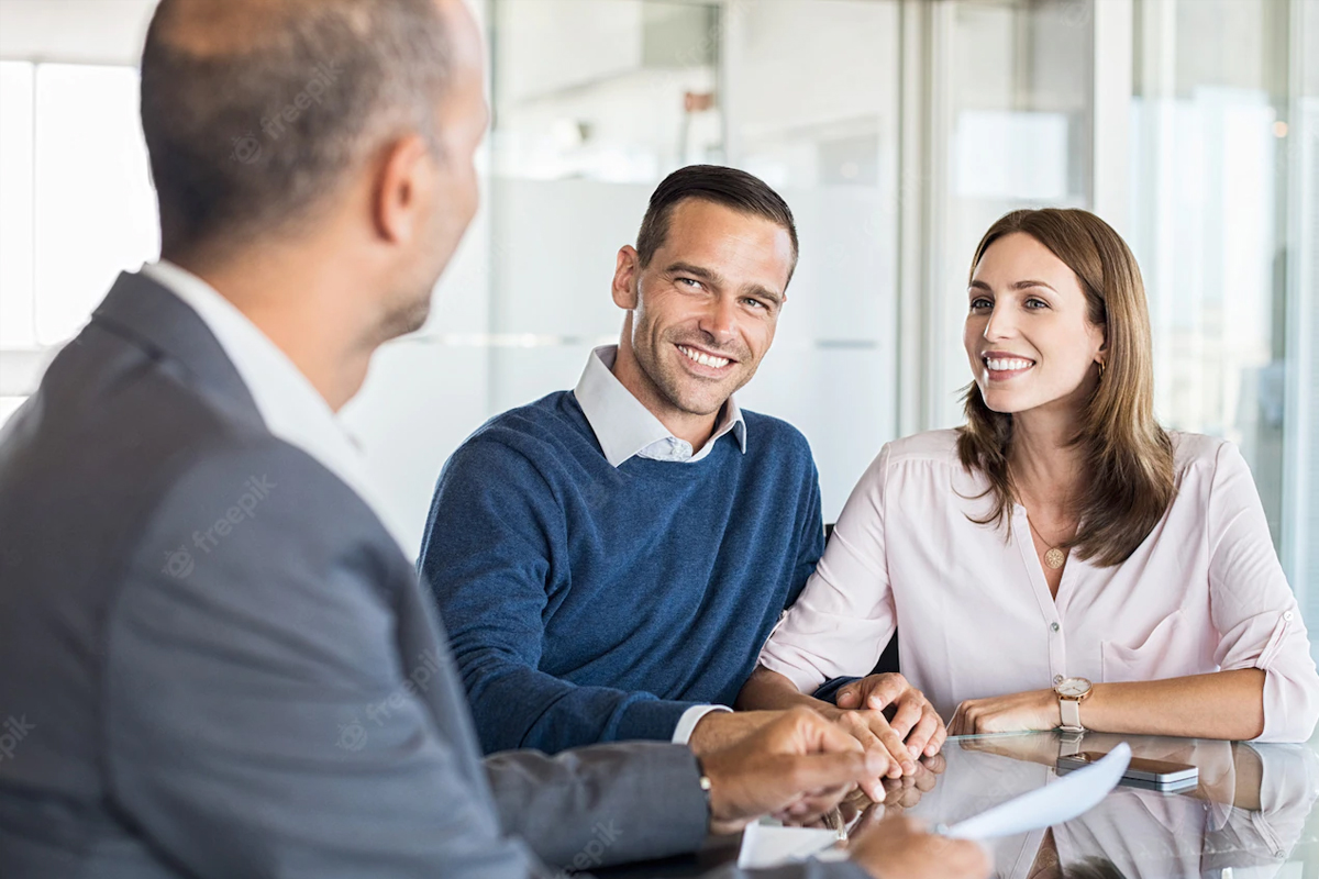 Comment dépenser moins en assurance ? businessman avec clients