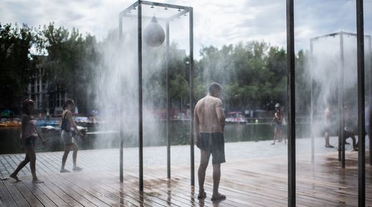 Canicule : comment fonctionne le plan canicule en France ? des vaporisateurs d eau a paris le 8 aout 2020 en pleine canicule 6271160