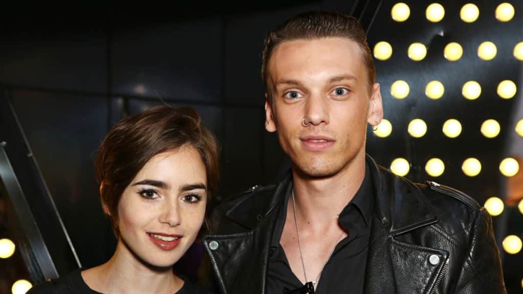 Le tatouage qu'un acteur de Stranger Things partage avec l'actrice Lily Collins jamie campbell bower lily collins 1024x576 1