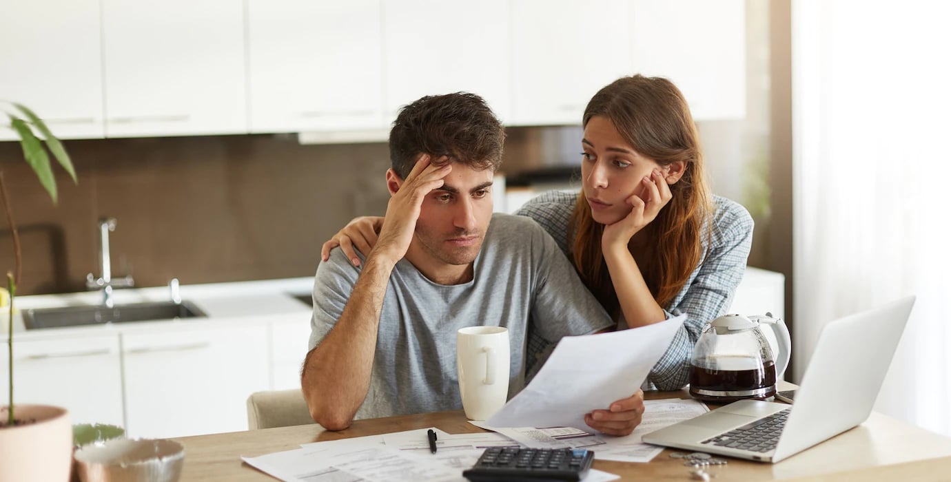 Assurance loyer impayé (GLI) : laquelle choisir ? jeune couple probleme budget fin de mois