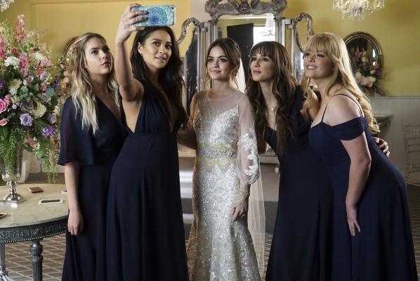 Ashley Benson, Shay Mitchell, Lucy Hale, Troian Bellisario et Sasha Pieterse ont joué dans Pretty Little Liars (IMDb).