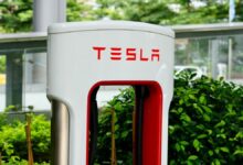 Pour quelles raisons acheter une voiture électrique ? tesla superchargeurs 1200x675