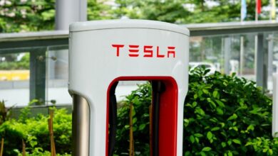 Photo de Tesla Superchargers V4 : une fuite révèle un potentiel aperçu des futurs terminaux