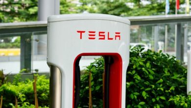 Tesla Superchargers V4 : une fuite révèle un potentiel aperçu des futurs terminaux tesla superchargeurs 1200x675