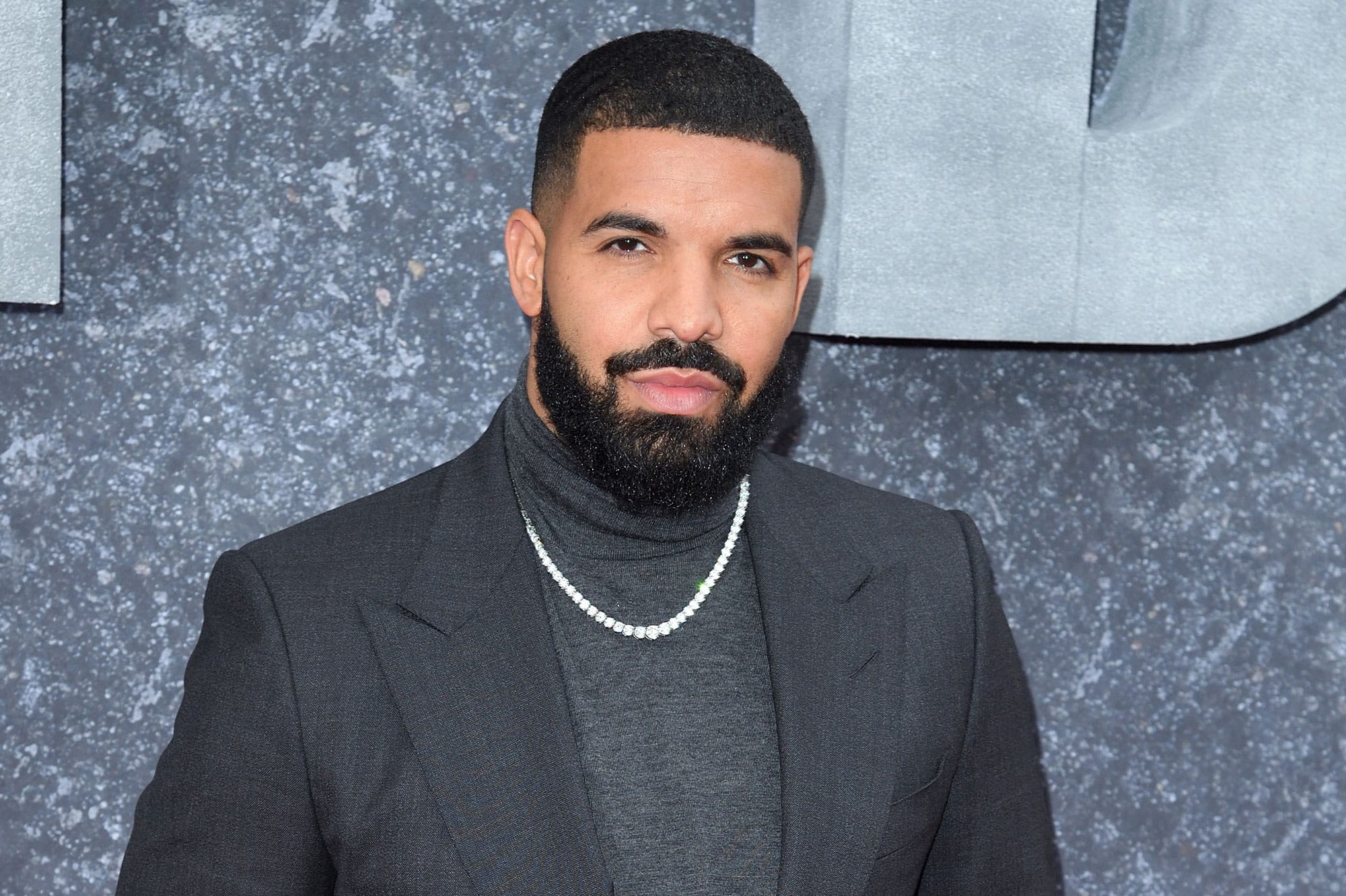 Drake arrêté par la police suédoise ? Ce document qui le confirme ! top boy uk premiere red carpet arrivals