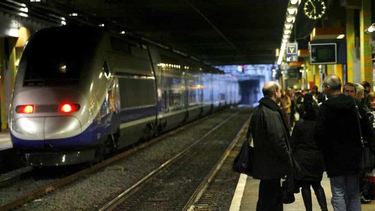 La France vit une journée de grève dans le secteur ferroviaire au début des vacances train scnf 1