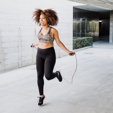 femme afro-américaine sautant à la corde en zone urbaine