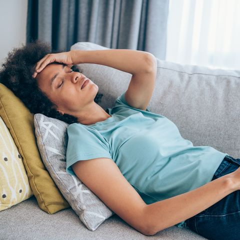 femme avec une forte fièvre à la maison