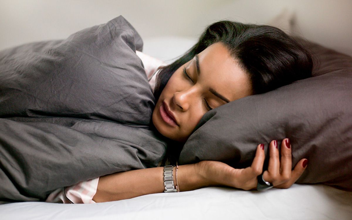 Les meilleurs trackers de fitness pour évaluer son sommeil en 2022 Oura Ring sleeping woman 1