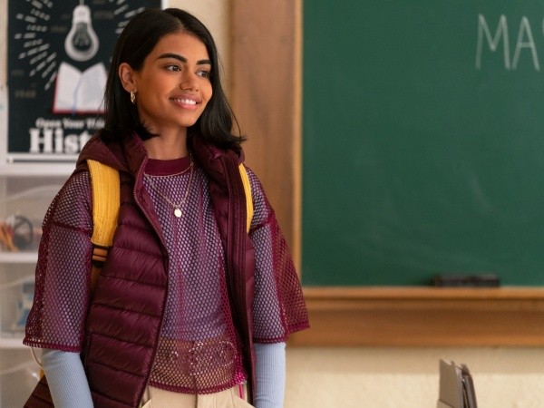 Megan Suri dans le rôle d'Aneesa Qureshi (Netflix).