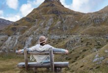 Comment faire un poncho en cinq étapes back view young lady with hat warm poncho mountain landscape durmitor montenegro 501050 1080