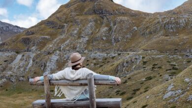 Comment faire un poncho en cinq étapes back view young lady with hat warm poncho mountain landscape durmitor montenegro 501050 1080
