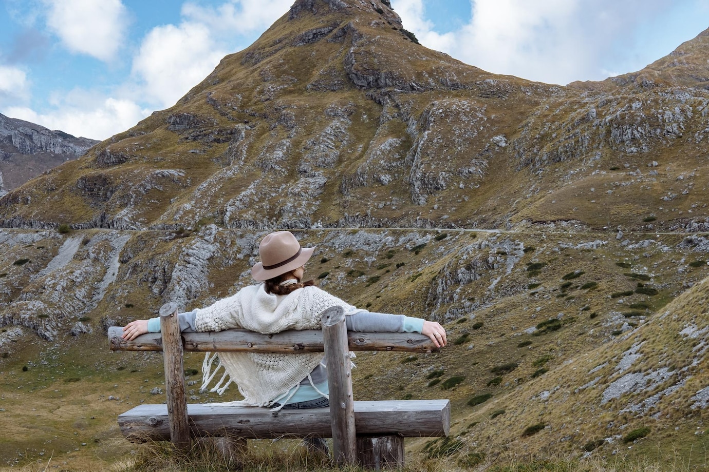 Comment faire un poncho en cinq étapes back view young lady with hat warm poncho mountain landscape durmitor montenegro 501050 1080