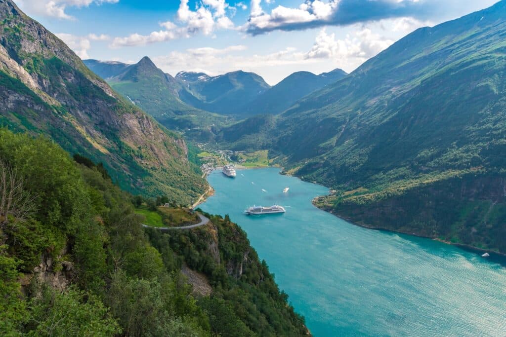 Quelle croisière faire dans les fjords de la Norvège bird eye shot view geirangerfjord norway 181624 29054