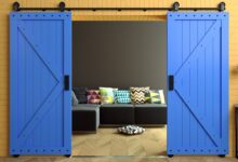 La renaissance de la porte de la grange - donner une nouvelle tournure à un vieux classique blue barn doors min