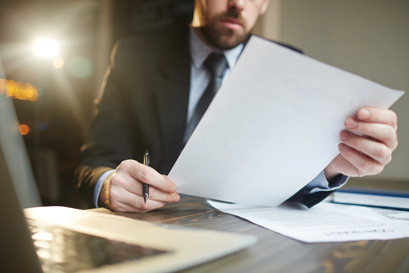 Qu'est-ce qu'une SCI (Société foncière) ? businessman working with documentation desk 1098 15981