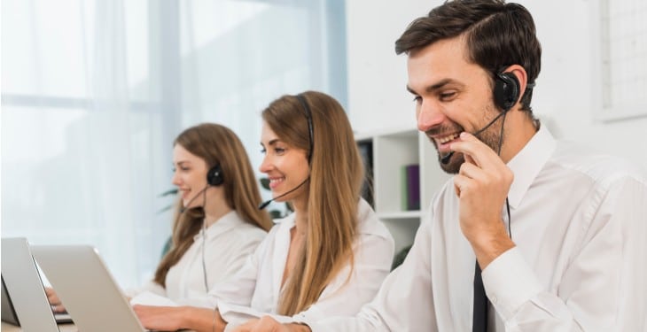 Quelles sont les qualités pour travailler dans un centre d'appel ? call center agents working