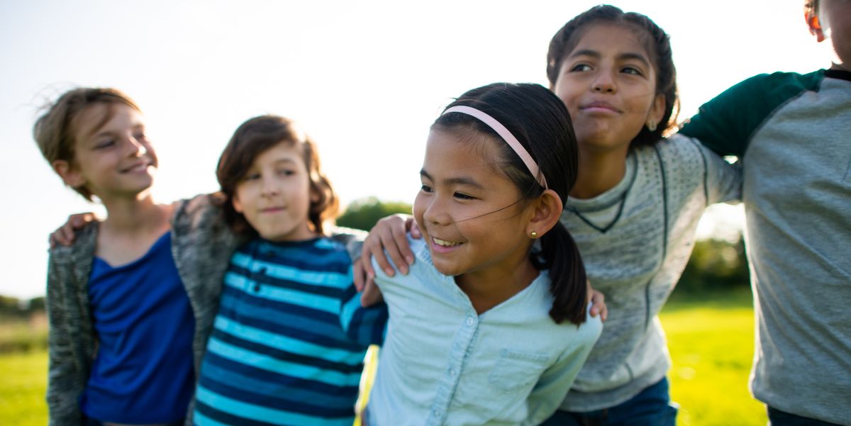 50 meilleures énigmes pour enfants avec réponses : drôles et intelligent casual youth portrait outside stock photo royalty free image 1660674066