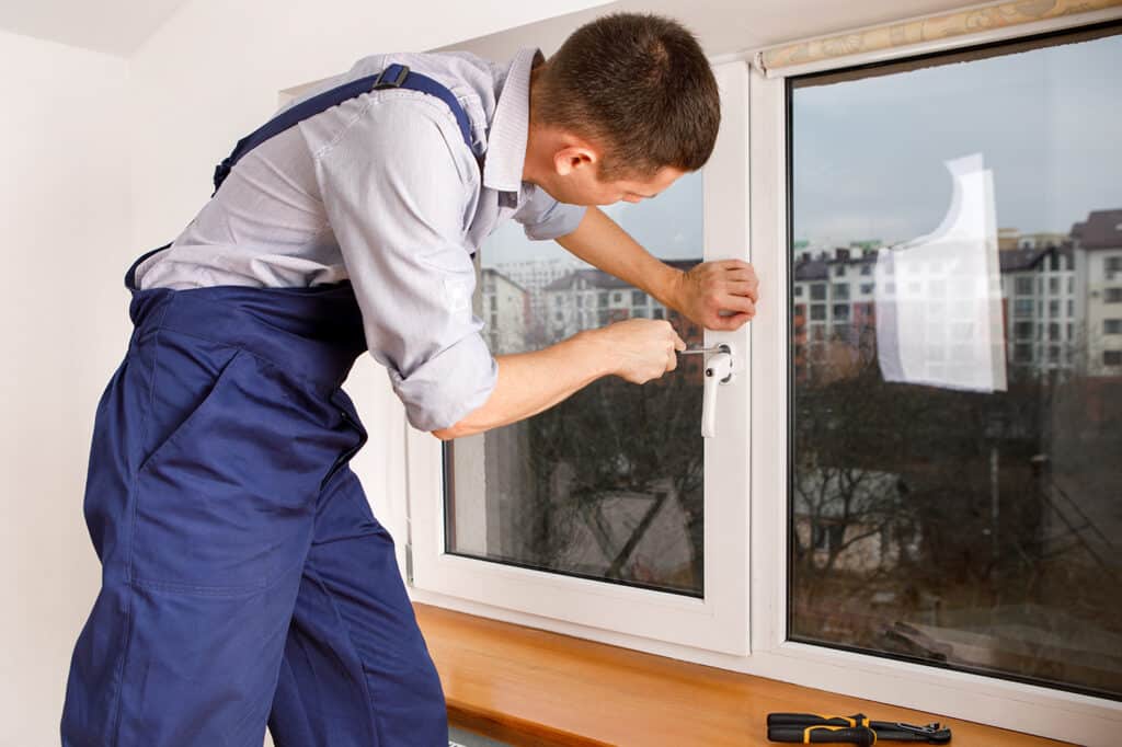 Comment choisir la bonne franchise de fenêtres employe installation fenetre maison