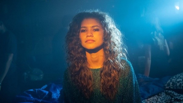 Zendaya joue Rue dans Euphoria (HBO Max).