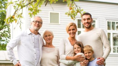Comment l'âge affecte les taux d'assurance vie famille aimante souriante