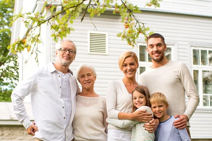 Comment l'âge affecte les taux d'assurance vie famille aimante souriante