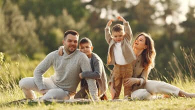 Cinq astuces pour renforcer vos relations familiales famille heureuse en exterieur
