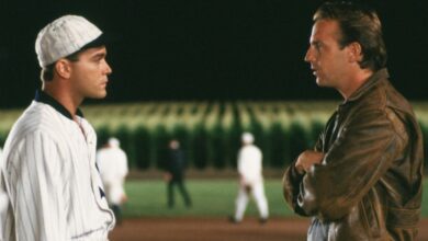 Kevin Costner dans le film "Jusqu'au bout du rêve", rend hommage à la star du baseball Ray Liotta field of dreams game 2022 kevin costner ray liotta tribute 1660240388
