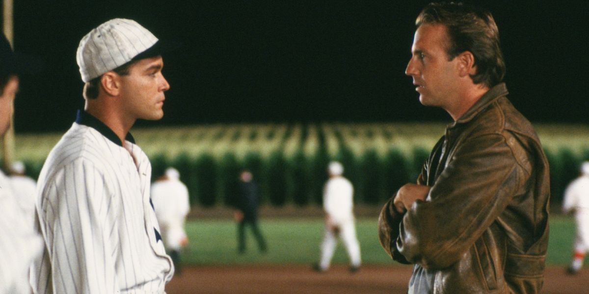 Kevin Costner dans le film "Jusqu'au bout du rêve", rend hommage à la star du baseball Ray Liotta field of dreams game 2022 kevin costner ray liotta tribute 1660240388