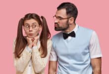 15 signes évidents qu'il vous aime mais le cache : comment savoir si un mec vous aime funny female nerd with two pony tails wears big spectacles going recieve kiss from boyfriend has first date