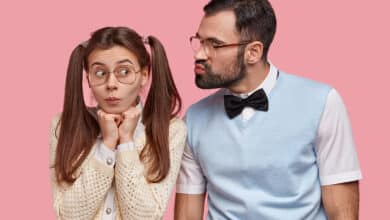 15 signes évidents qu'il vous aime mais le cache : comment savoir si un mec vous aime funny female nerd with two pony tails wears big spectacles going recieve kiss from boyfriend has first date