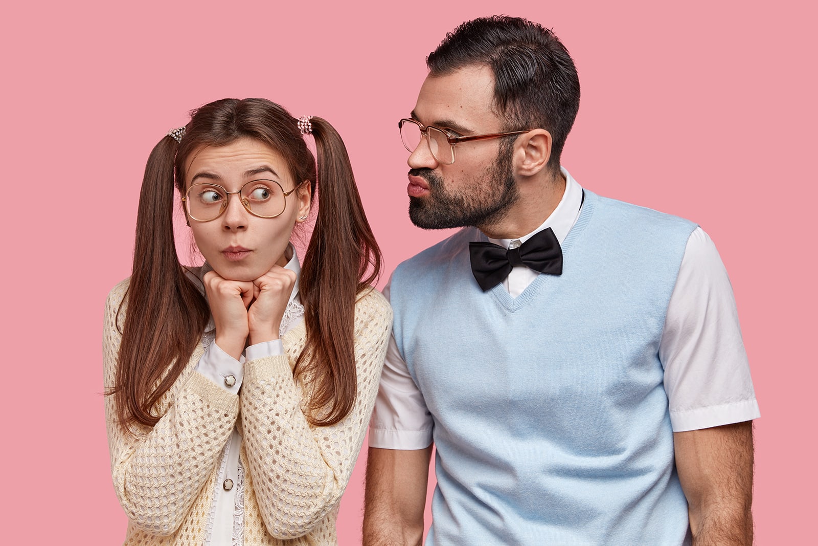 15 signes évidents qu'il vous aime mais le cache : comment savoir si un mec vous aime funny female nerd with two pony tails wears big spectacles going recieve kiss from boyfriend has first date