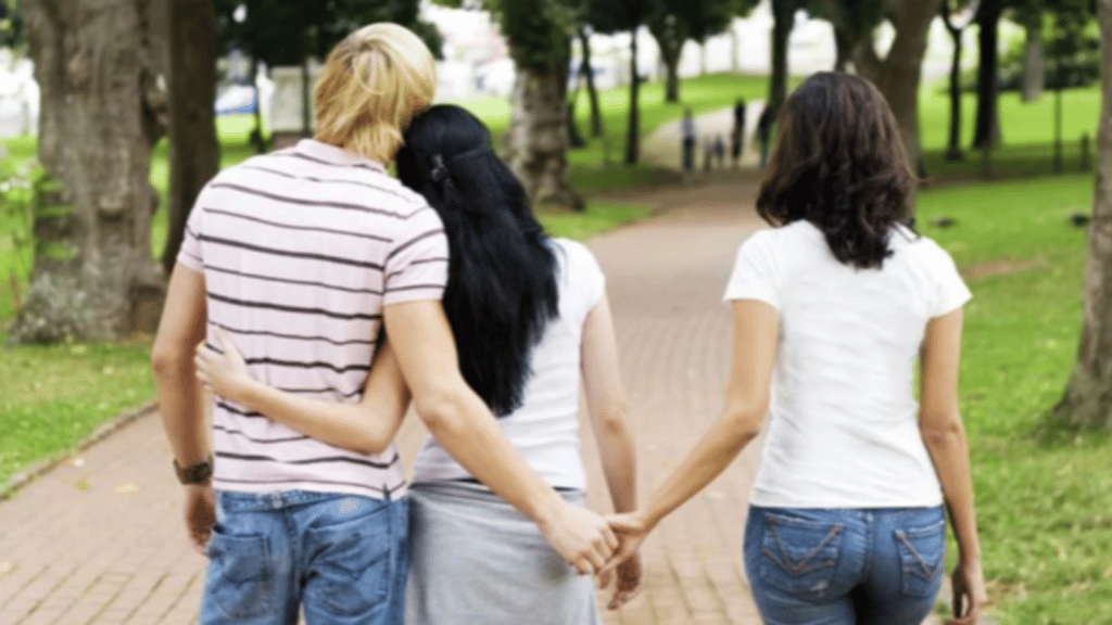 6 signes qui ne trompent pas sur l'infidélité ! homme en couple attire par femme