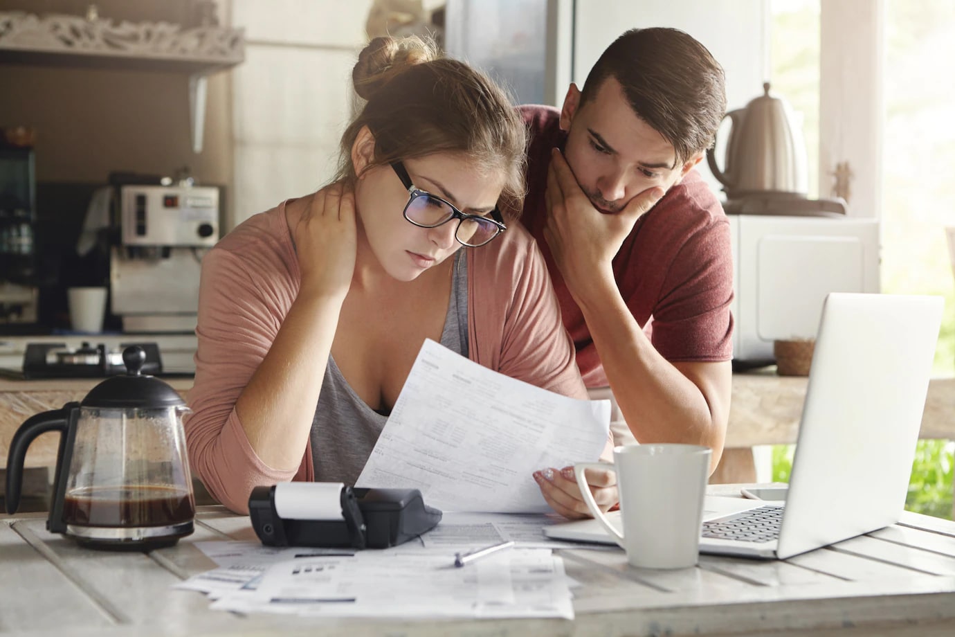 Comment faire un inventaire de sa maison pour obtenir un remboursement de votre assurance ? jeune couple travaillant sur un budget okibata