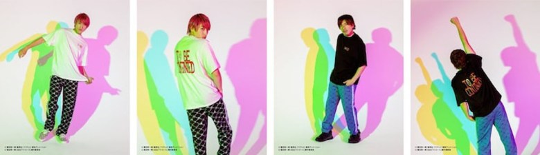 Rintaro et Daiki modélisent des T-shirts, qui ont les mots "À suivre" sur eux.