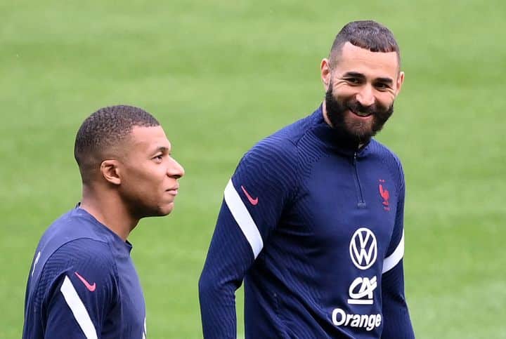 Kylian Mbappé et Karim Benzema lors de l'entraînement des Bleus au Stade de France le 2 juin. (FRANCK FIFE / AFP)