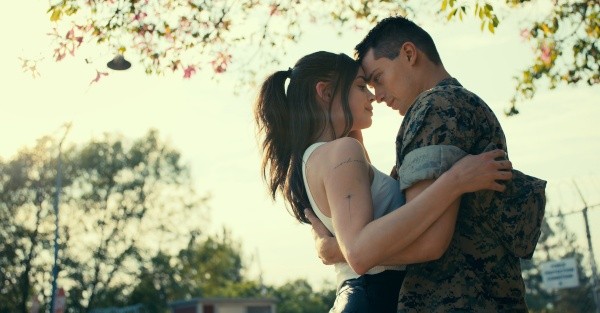 Sofia Carson et Nicholas Galitzine jouent dans Broken Hearts (Netflix).