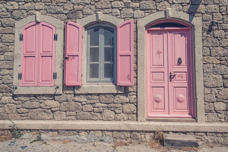 Cette couleur de peinture pour votre porte d'entrée peut diminuer la valeur de votre maison rose pale porte entree