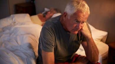 Photo de Les personnes âgées qui dorment avec la lumière risquent ces problèmes de santé